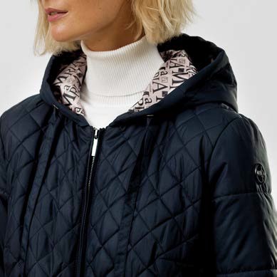 Приталенное  облегченное пальто иссиня-черного цвета Barina Maritta