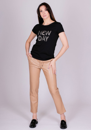 Футболка черного цвета с надписью Comma 