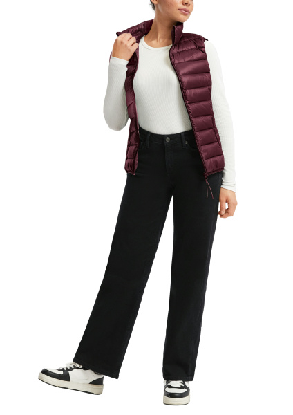 Стеганый жилет бордового цвета QS by S.Oliver