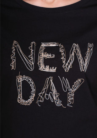 Футболка черного цвета с надписью Comma 