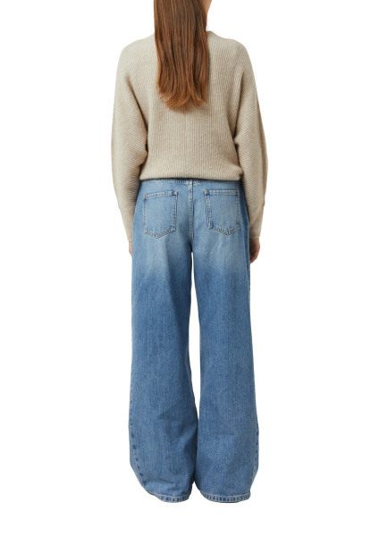 Уютный джемпер бежевого цвета  Comma