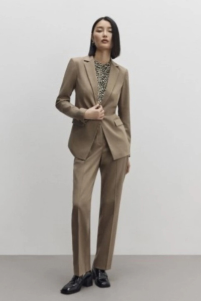 Бежевый жакет из тонкой костюмной ткани Comma