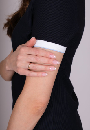 Футболка с V-образным вырезом Comma Ci