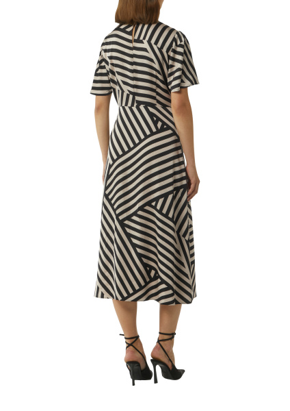 Платье в фантазийную полоску из вискозы Comma
