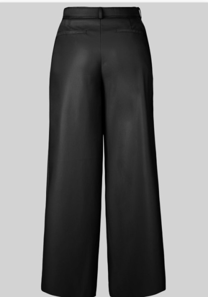 Широкие черные брюки из эко-кожи с поясом Comma