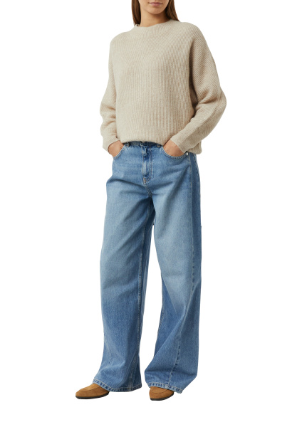 Уютный джемпер бежевого цвета  Comma